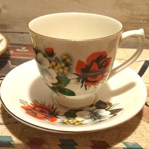 ☕ vintage Elizabethan cup and sauce.